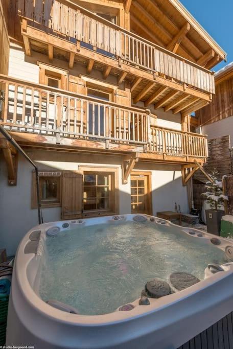 Cosy 4 Bedroom Chalet With Hot Tub Saint-Marcel (Savoie) Exterior foto