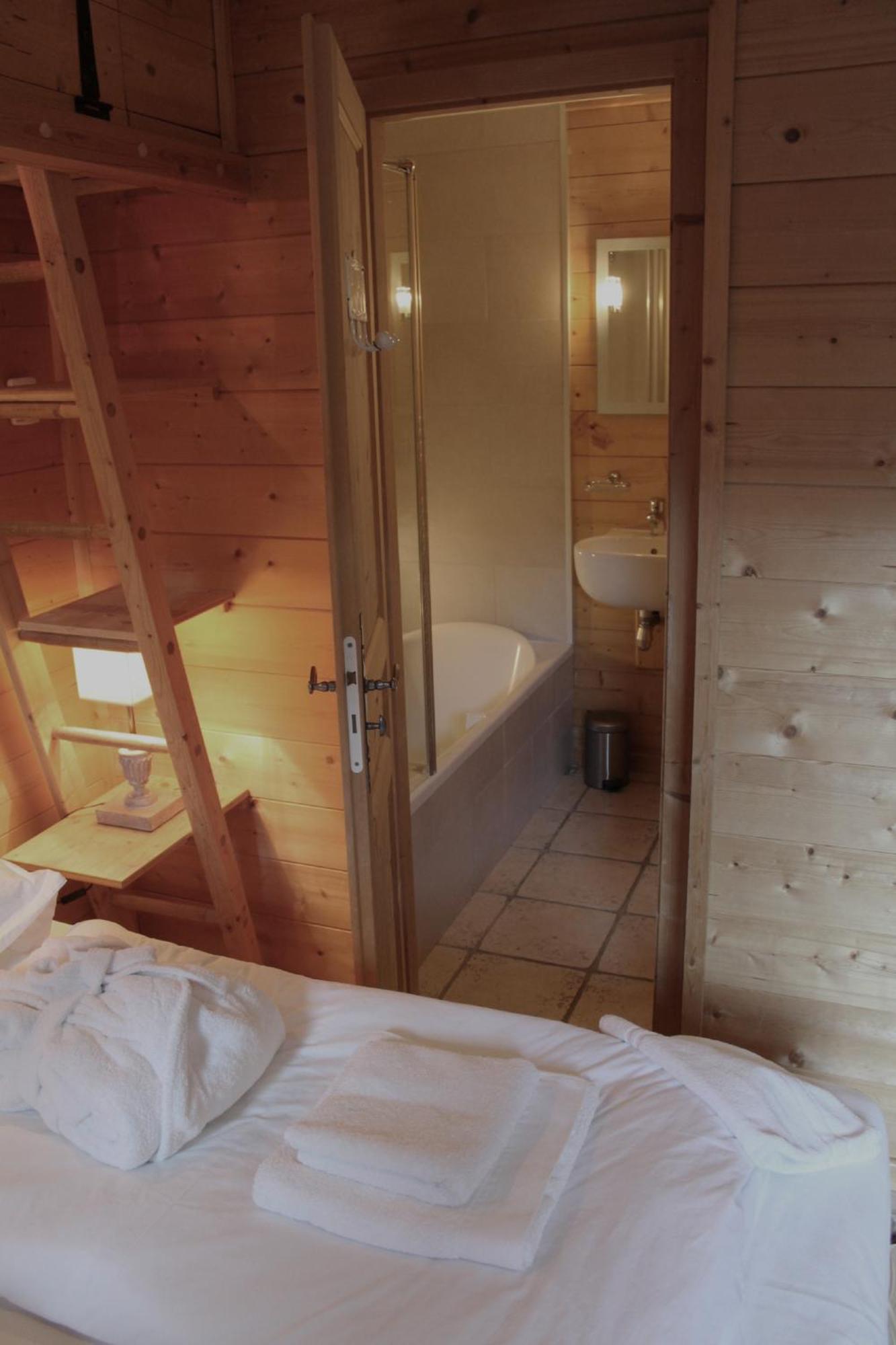 Cosy 4 Bedroom Chalet With Hot Tub Saint-Marcel (Savoie) Exterior foto